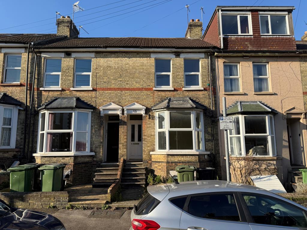 Lot: 59 - MID-TERRACE HOUSE IN NEED OF IMPROVEMENT - Terraced House